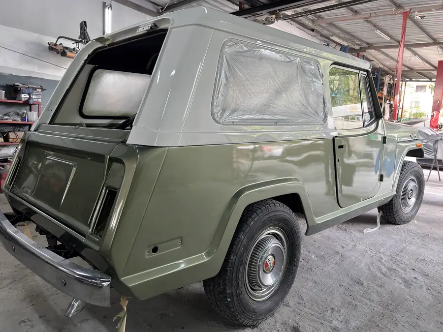 Jeepster Commando verde